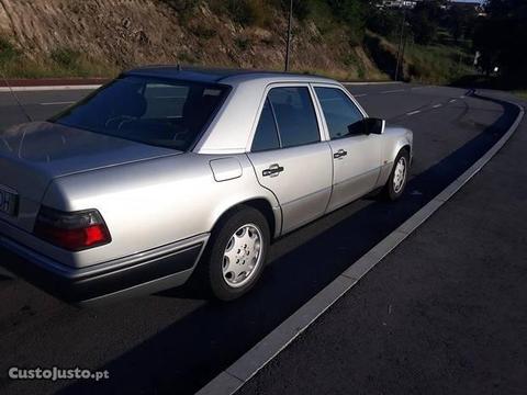 Mercedes-Benz E 200 W124 com Motor 2.5D - 94