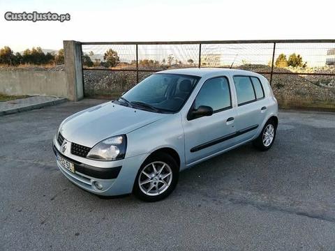 Renault Clio 1.2 com AC - 01
