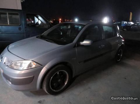 Renault Mégane 1.5 dci 5 lugares - 02