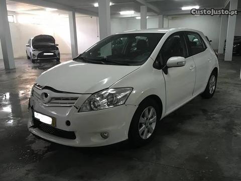 Toyota Auris 1.4 D-4D sinistrado - 12