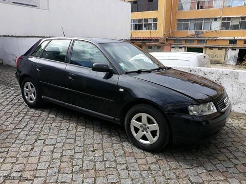 Audi A3 1.6i Nacional 170mil - 01